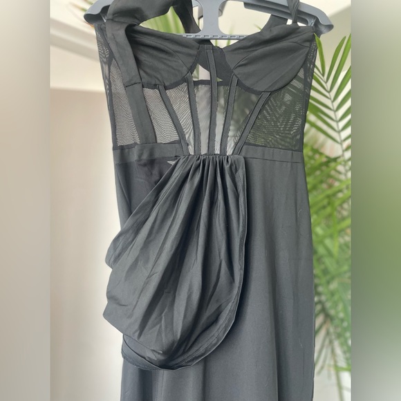 BEAUTIFUL PARTY GOWN CUT BACK WITH SHEER TOP - Picture 4 of 11